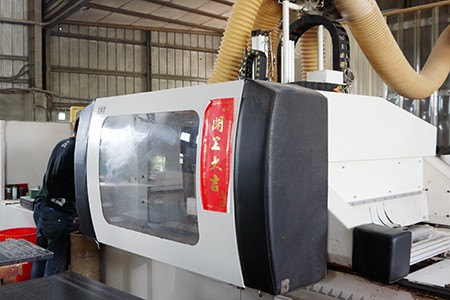 CNC automatizované vrtání.